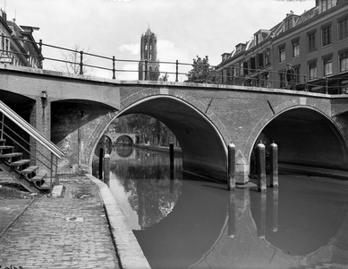 126755 Gezicht op de Hamburgerbrug over de Oudegracht te Utrecht met op de achtergrond de Gaardbrug en de Domtoren.